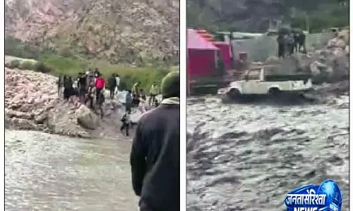 Manali-Leh highway पर अचानक बाढ़ से यातायात बाधित