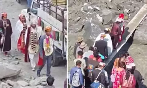 लाहुल-स्पीति में बाढ़ से जनजीवन प्रभावित, BRO ने दूल्हा-दुल्हन को सुरक्षित पार कराया