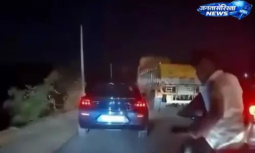 हाईवे पर परिवार की कार का पीछा, बाइक सवार छह युवकों पर हमला हाईवे पर परिवार की कार का पीछा, बाइक सवार छह युवकों पर हमला