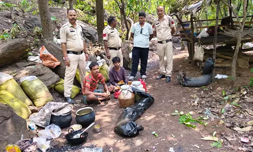 जंगल में चल रही अवैध शराब भट्टी पर दबिश, दो आरोपी गिरफ्तार