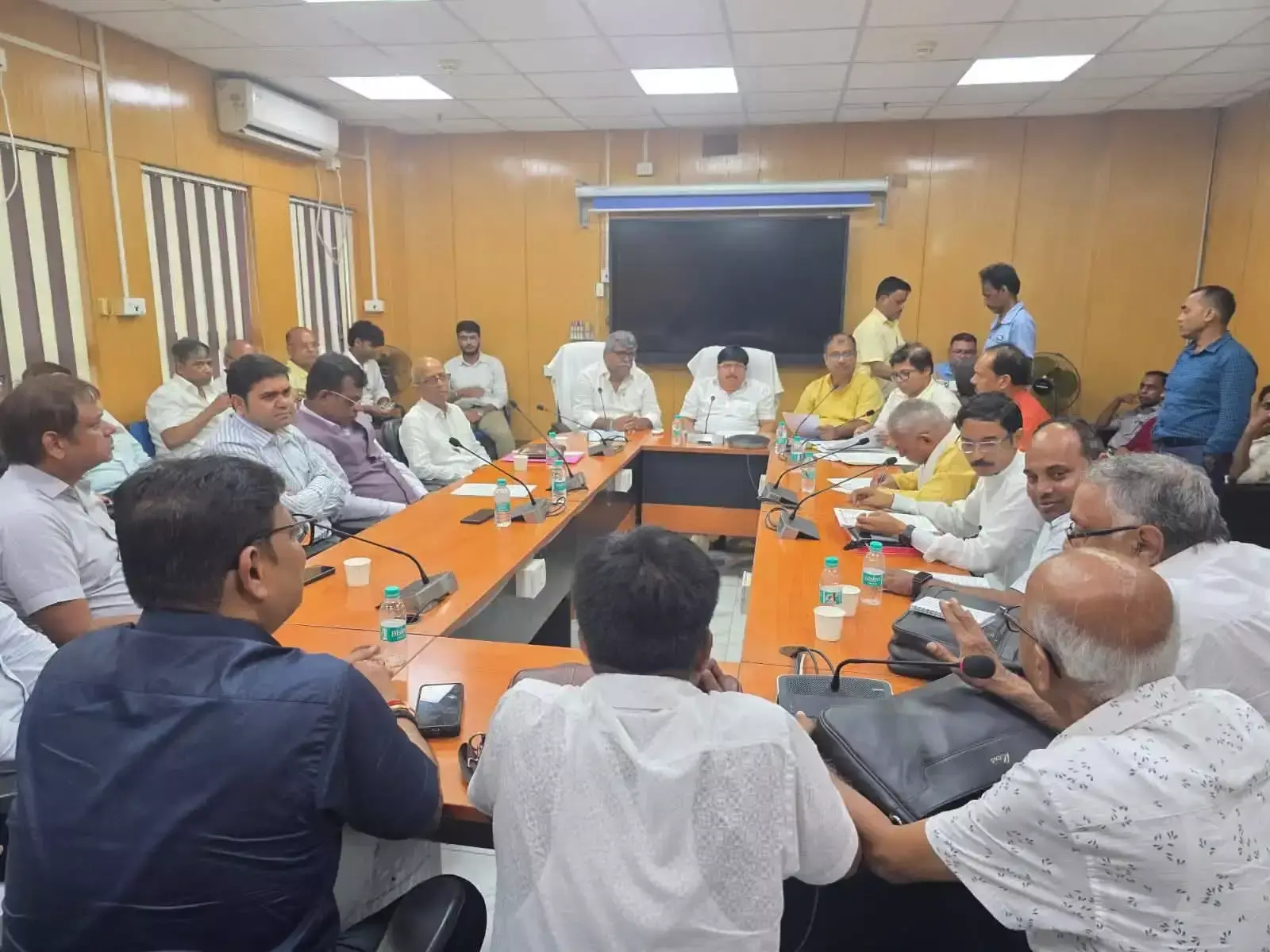 Kolkata: मंत्री ने श्रमिकों की मांगों पर गंभीरता से विचार का आश्वासन दिया