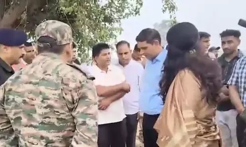 250 फीट गहरे बोरवेल में गिरा 4 साल का मासूम, दादा को खाना देने गया था, रेस्क्यू में जुटी टीमें 250 फीट गहरे बोरवेल में गिरा 4 साल का मासूम, दादा को खाना देने गया था, रेस्क्यू में जुटी टीमें