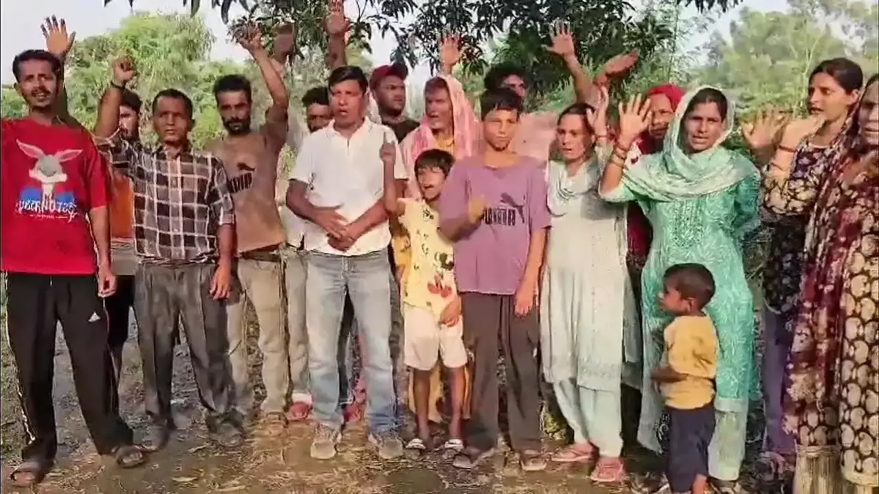 Kathua: ग्रामीणों ने कार्रवाई की मांग को लेकर किया प्रदर्शन, दूषित पानी को लेकर लोगों ने किया विरोध