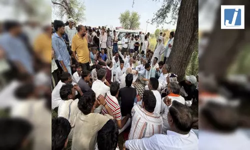 सड़क पर गिरे हाईटेंशन वायर की चपेट में आकर बाइक सवार तीन लोगों की मौत, परिजन कर रहे विरोध प्रदर्शन
