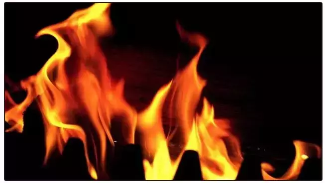 Bhubaneswar यूनिट-2 मार्केट में भीषण आग लगने से 15 से ज़्यादा कपड़ा दुकानें जलकर खाक