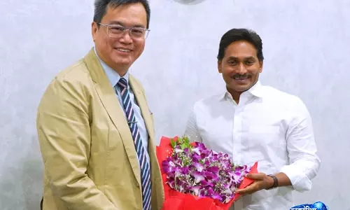 सिंगापुर के कॉन्सल जनरल एडगर पैंग ने YSRCP ऑफिस में जगन रेड्डी से की मुलाकात