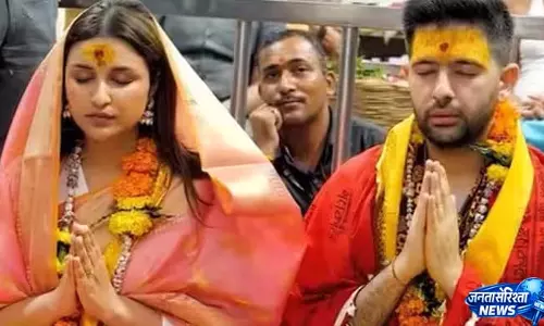 उज्जैन में महाकाल दर्शन करने पहुंचीं परिणीति-राघव जोड़ी