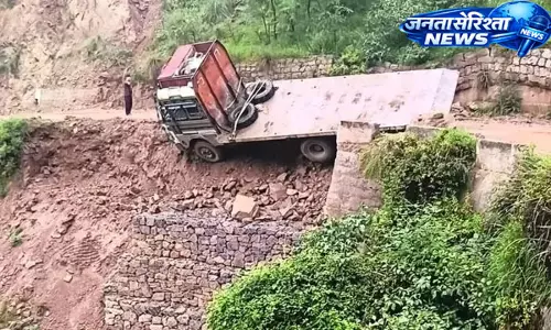 जर्जर सड़क बनी हादसे की वजह, ट्राला सड़क किनारे लुढ़का, बड़ा हादसा टला जर्जर सड़क बनी हादसे की वजह, ट्राला सड़क किनारे लुढ़का, बड़ा हादसा टला