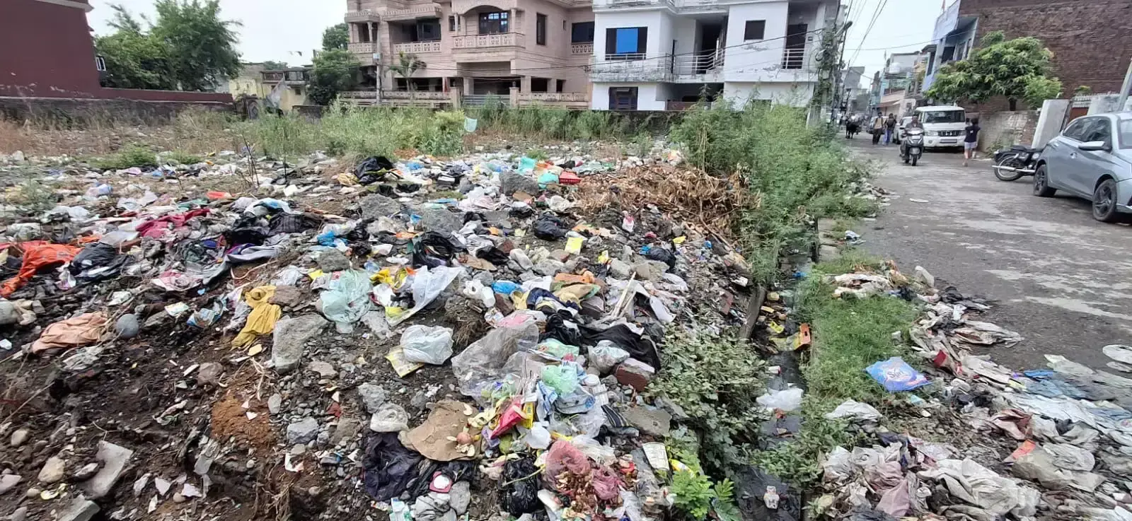 Kathua: खाली प्लॉटों में कचरा जमा, लोगों की बढ़ी परेशानी
