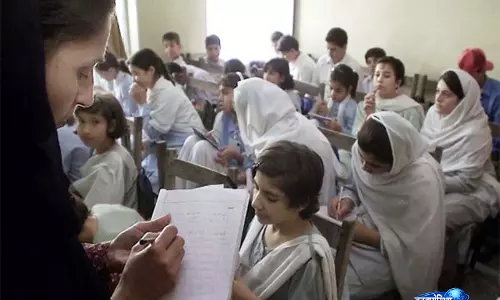 Pakistan में आउटसोर्स किए गए स्कूल संकट में घिर गए हैं और हज़ारों लोग उपेक्षा का सामना कर रहे