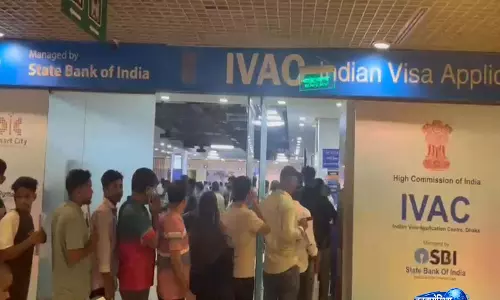 भारत द्वारा Bangladesh के लिए टूरिस्ट वीज़ा फिर से शुरू करने के बाद वीज़ा आवेदकों की केंद्रों पर भीड़ उमड़ पड़ी