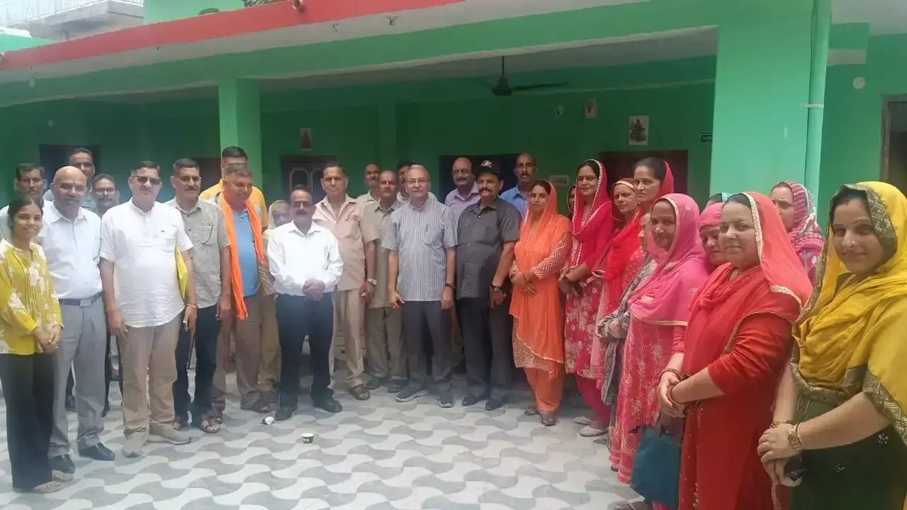 Hamirpur: जनसंपर्क के दौरान लोगों की समस्याओं पर चर्चा, ग्रामीणों की समस्याएं सुनी गईं