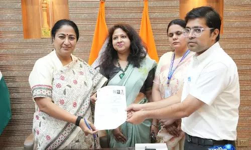 Delhi CM रेखा गुप्ता ने SIR एन्यूमरेशन फ़ॉर्म जमा किया और योग्य मतदाताओं से इसमें भाग लेने की अपील की