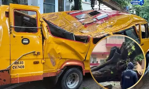 Mumbai: स्कूल बस पर पेड़ गिरने से छात्र की मौत