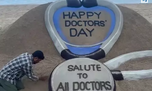 पुरी बीच पर पद्मश्री सुदर्शन पटनायक ने डॉक्टर्स डे पर सैंड आर्ट से दी श्रद्धांजलि