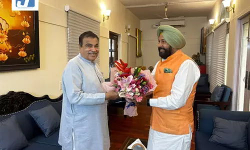 पंजाब भाजपा प्रमुख ने नितिन गडकरी से की मुलाकात, इंफ्रास्ट्रक्चर प्रोजेक्ट्स पर हुई चर्चा