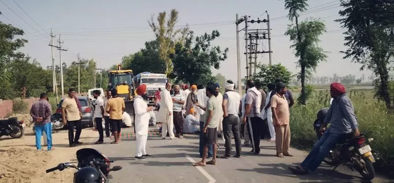 हरियाणा में भीषण गर्मी के बीच बिजली कटौती से विरोध प्रदर्शन हरियाणा में भीषण गर्मी के बीच बिजली कटौती से विरोध प्रदर्शन