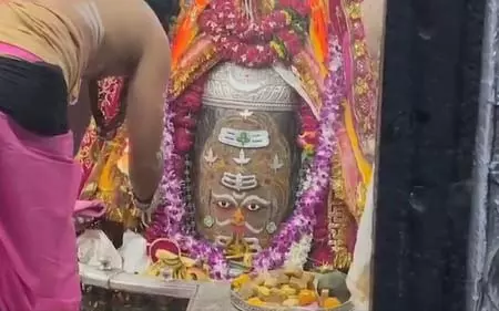 आषाढ़ माह के पहले दिन रजत चंद्र, त्रिशूल, त्रिपुंड से सजे बाबा महाकाल, राजा स्वरूप में भव्य शृंगार आषाढ़ माह के पहले दिन रजत चंद्र, त्रिशूल, त्रिपुंड से सजे बाबा महाकाल, राजा स्वरूप में भव्य शृंगार