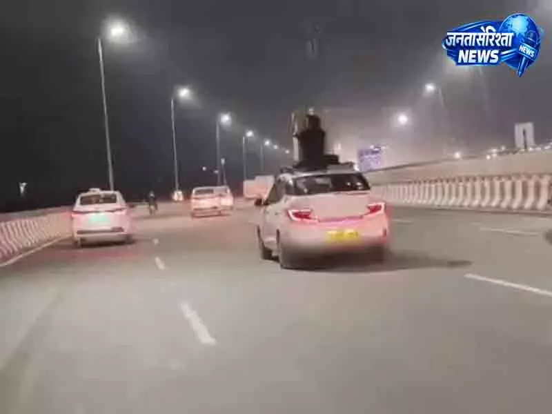 Gurugram चलती कैब की छत पर चढ़ा युवक, केस दर्ज Gurugram चलती कैब की छत पर चढ़ा युवक, केस दर्ज