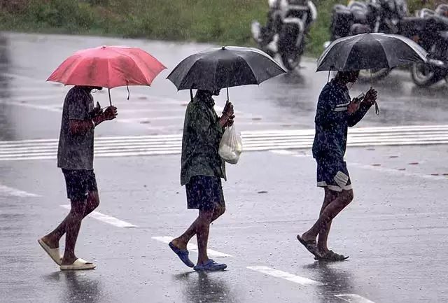 Tamil Nadu के कई जिलों में भारी बारिश का अलर्ट, मौसम विभाग ने जारी की चेतावनी Tamil Nadu के कई जिलों में भारी बारिश का अलर्ट, मौसम विभाग ने जारी की चेतावनी