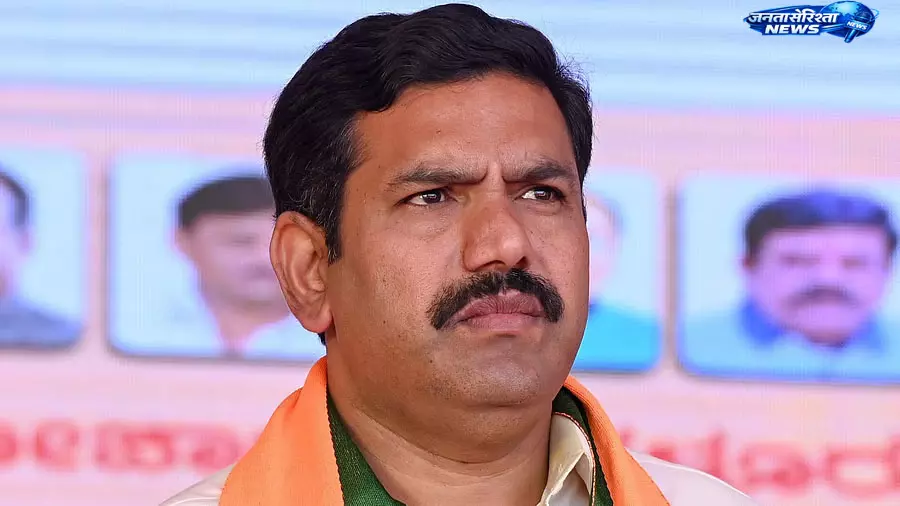 कर्नाटक में BJP के अंदर बढ़ी खींचतान, MLC चुनाव में क्रॉस वोटिंग से उठे सवाल कर्नाटक में BJP के अंदर बढ़ी खींचतान, MLC चुनाव में क्रॉस वोटिंग से उठे सवाल