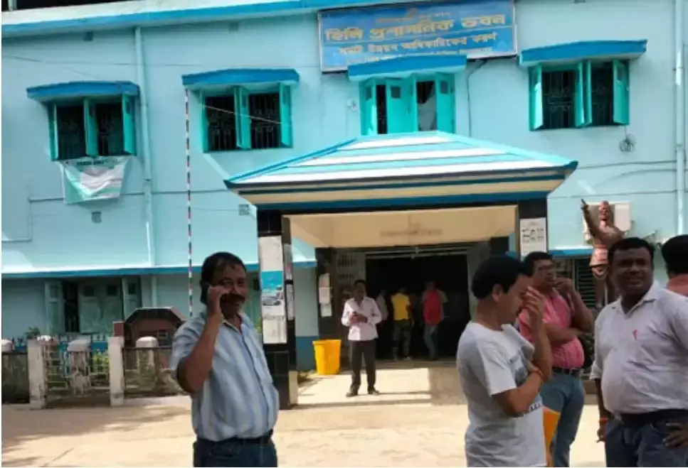 South Dinajpur: अध्यक्ष सहित छह सदस्यों के इस्तीफे से हिली पंचायत में हलचल South Dinajpur: अध्यक्ष सहित छह सदस्यों के इस्तीफे से हिली पंचायत में हलचल
