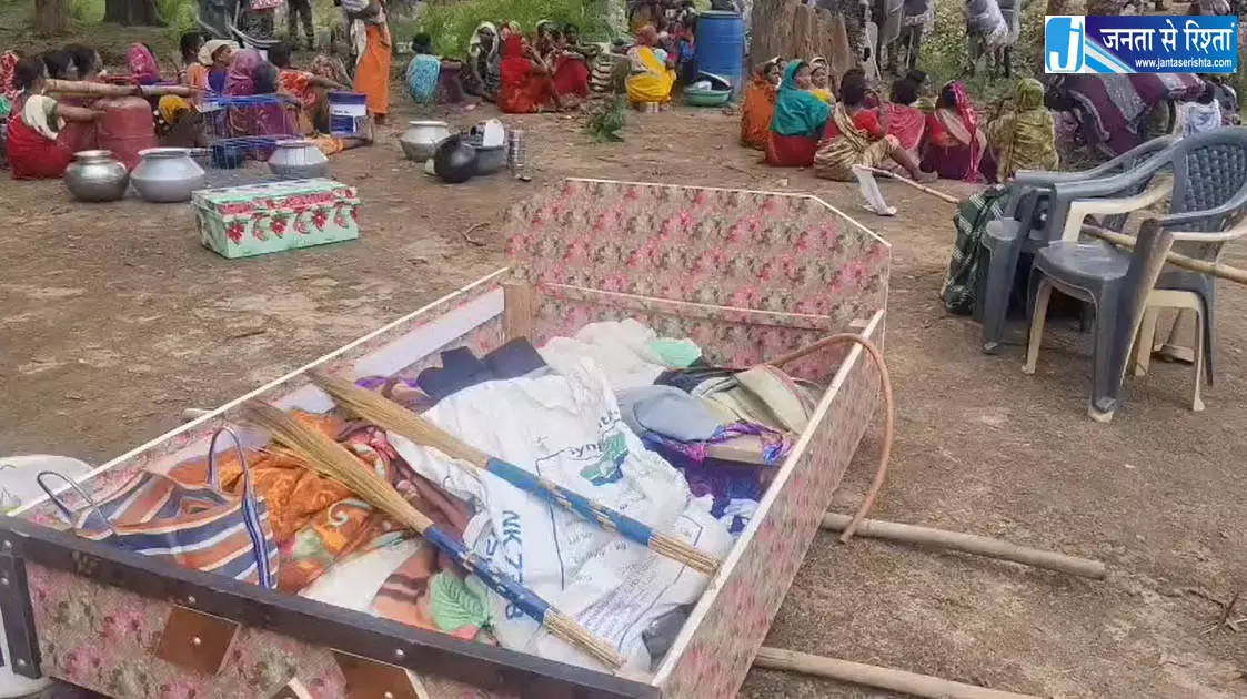 गांव से धर्मांतरित परिवार निकाले जा रहे, विवाद शांत कराने नारायणपुर पुलिस अलर्ट गांव से धर्मांतरित परिवार निकाले जा रहे, विवाद शांत कराने नारायणपुर पुलिस अलर्ट