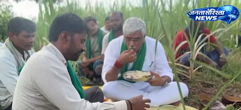 Karnataka : शेखावत का बेलगाम दौरा, खेत में भोजन कर वीडियो वायरल Karnataka : शेखावत का बेलगाम दौरा, खेत में भोजन कर वीडियो वायरल