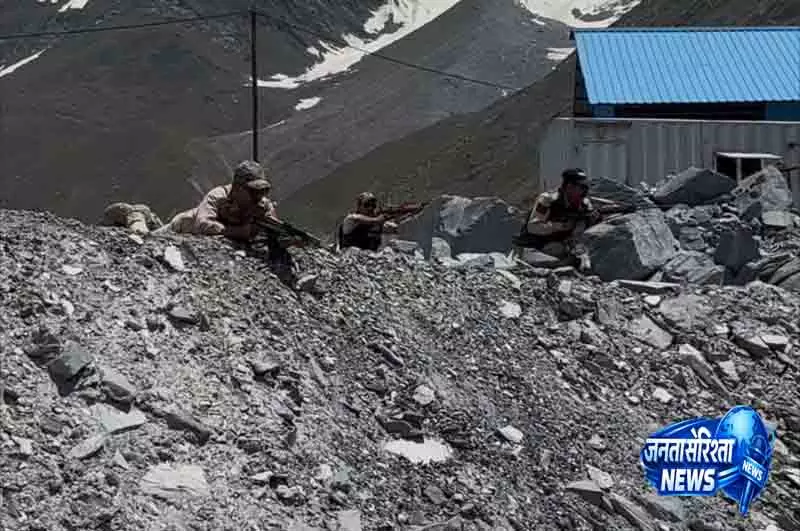Ladakh पुलिस ने ज़ोजिला सुरंग, पर्यटक स्थलों पर मॉक ड्रिल आयोजित की Ladakh पुलिस ने ज़ोजिला सुरंग, पर्यटक स्थलों पर मॉक ड्रिल आयोजित की