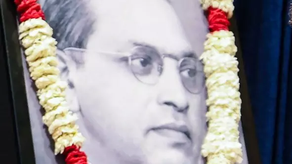 Ambedkar Mahasabha: अंबेडकर के अस्थि कलश को दूसरी जगह नहीं ले जाया जाएगा Ambedkar Mahasabha: अंबेडकर के अस्थि कलश को दूसरी जगह नहीं ले जाया जाएगा