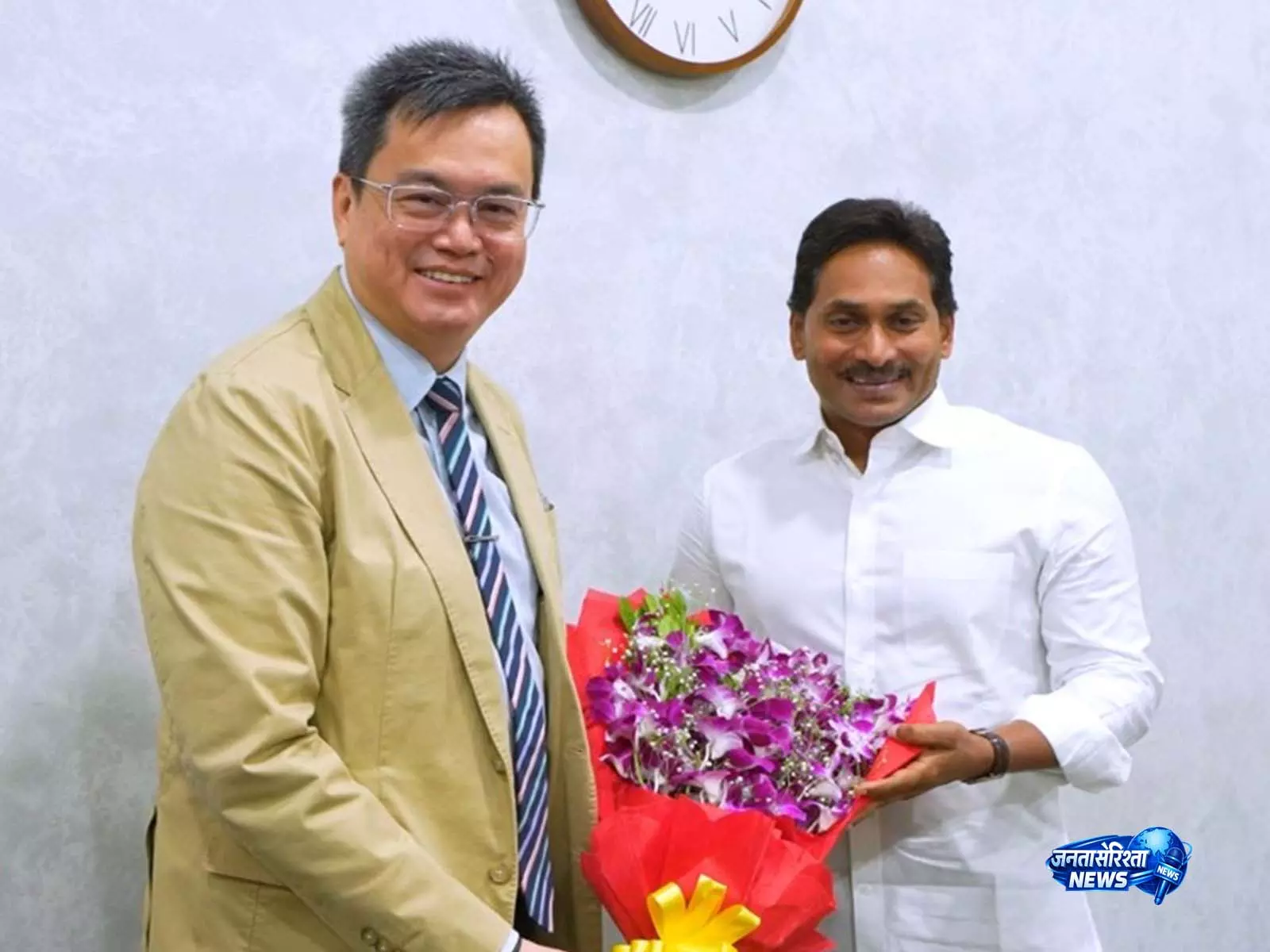 सिंगापुर के कॉन्सल जनरल एडगर पैंग ने YSRCP ऑफिस में जगन रेड्डी से की मुलाकात सिंगापुर के कॉन्सल जनरल एडगर पैंग ने YSRCP ऑफिस में जगन रेड्डी से की मुलाकात