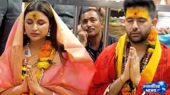 उज्जैन में महाकाल दर्शन करने पहुंचीं परिणीति-राघव जोड़ी