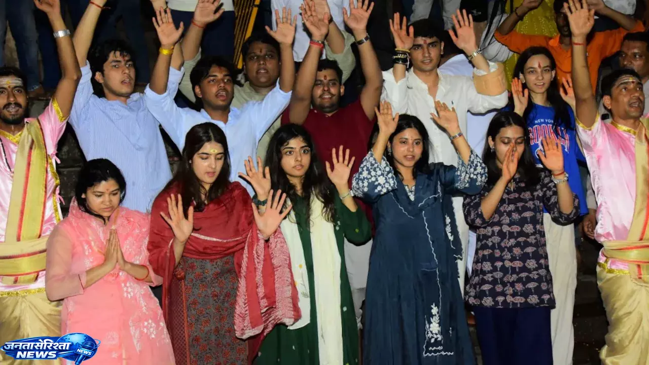 Kashi में गंगा आरती का नजारा, सोशल मीडिया पर वायरल तस्वीरें Kashi में गंगा आरती का नजारा, सोशल मीडिया पर वायरल तस्वीरें