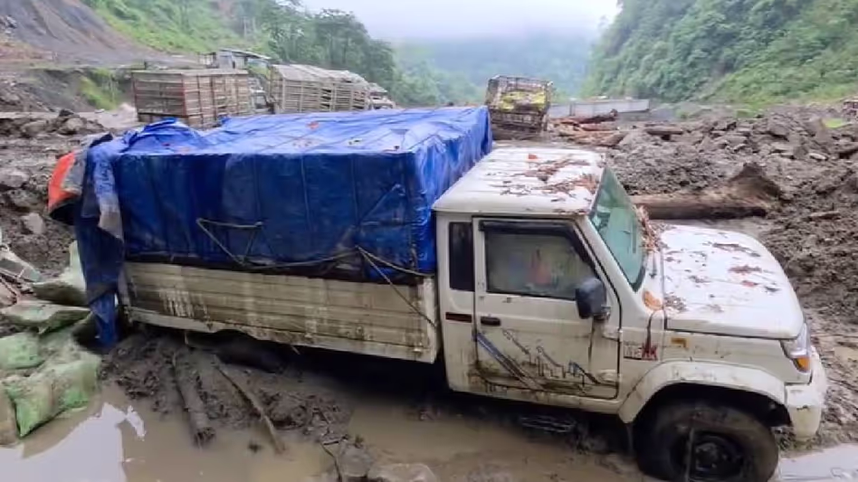 Arunachal : लैंडस्लाइड के बीच फंसे वाहनों से लूटपाट की खबर से मचा हड़कंप Arunachal : लैंडस्लाइड के बीच फंसे वाहनों से लूटपाट की खबर से मचा हड़कंप
