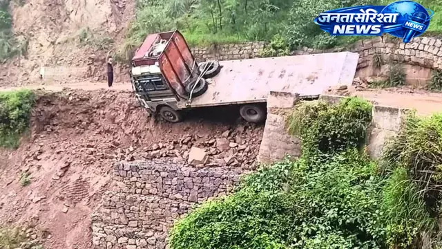 जर्जर सड़क बनी हादसे की वजह, ट्राला सड़क किनारे लुढ़का, बड़ा हादसा टला जर्जर सड़क बनी हादसे की वजह, ट्राला सड़क किनारे लुढ़का, बड़ा हादसा टला