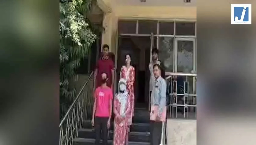 ट्रांसजेंडर का भेष बनाकर ग्राहकों को लुभाते थे दो बांग्लादेशी नागरिक, गिरफ्तार ट्रांसजेंडर का भेष बनाकर ग्राहकों को लुभाते थे दो बांग्लादेशी नागरिक, गिरफ्तार