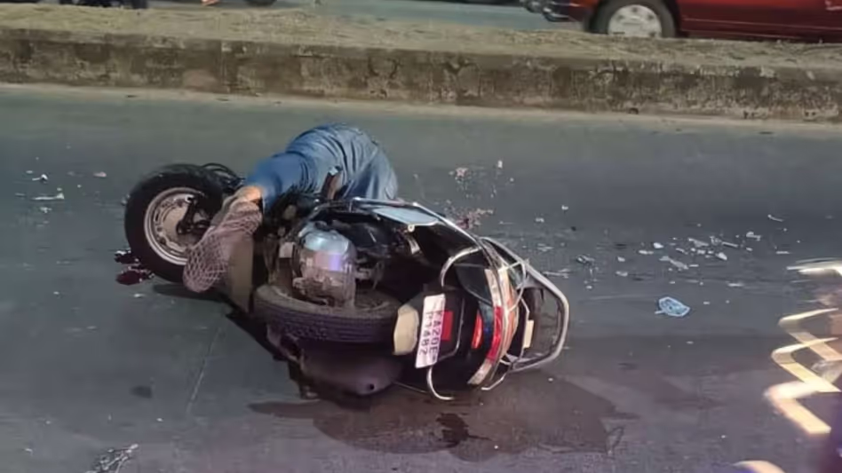 Sikkim के सिंगताम में NH-10 पर टिपर ट्रक की टक्कर से स्कूटी सवार की मौत Sikkim के सिंगताम में NH-10 पर टिपर ट्रक की टक्कर से स्कूटी सवार की मौत
