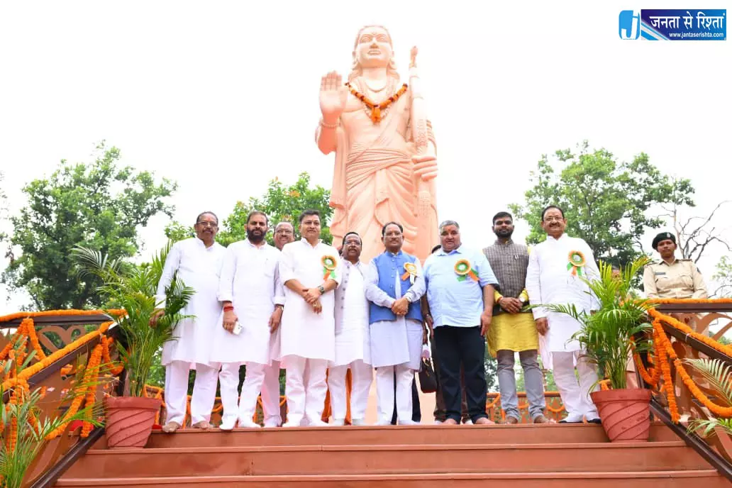 CM विष्णुदेव साय ने राम वाटिका में किया रुद्राक्ष का पौधारोपण CM विष्णुदेव साय ने राम वाटिका में किया रुद्राक्ष का पौधारोपण