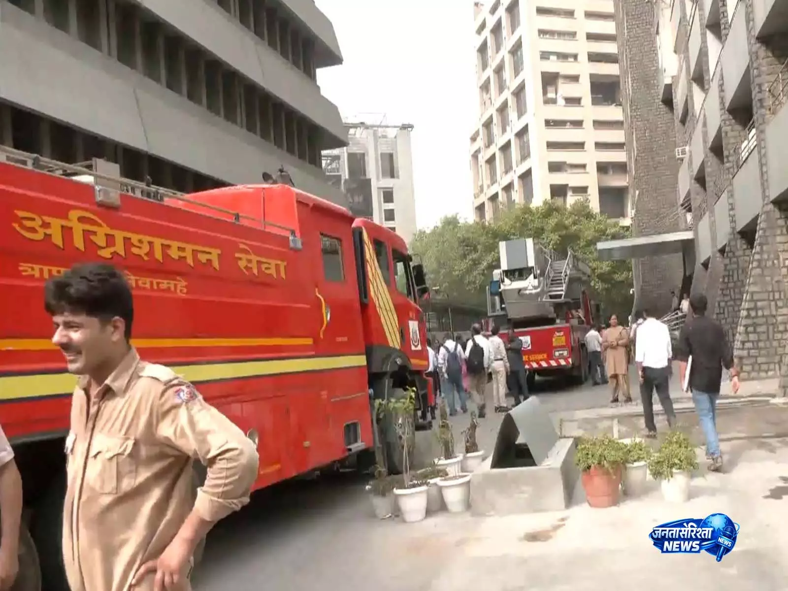 Delhi: बाराखंभा रोड पर परिक्रमा रेस्टोरेंट में लगी आग Delhi: बाराखंभा रोड पर परिक्रमा रेस्टोरेंट में लगी आग