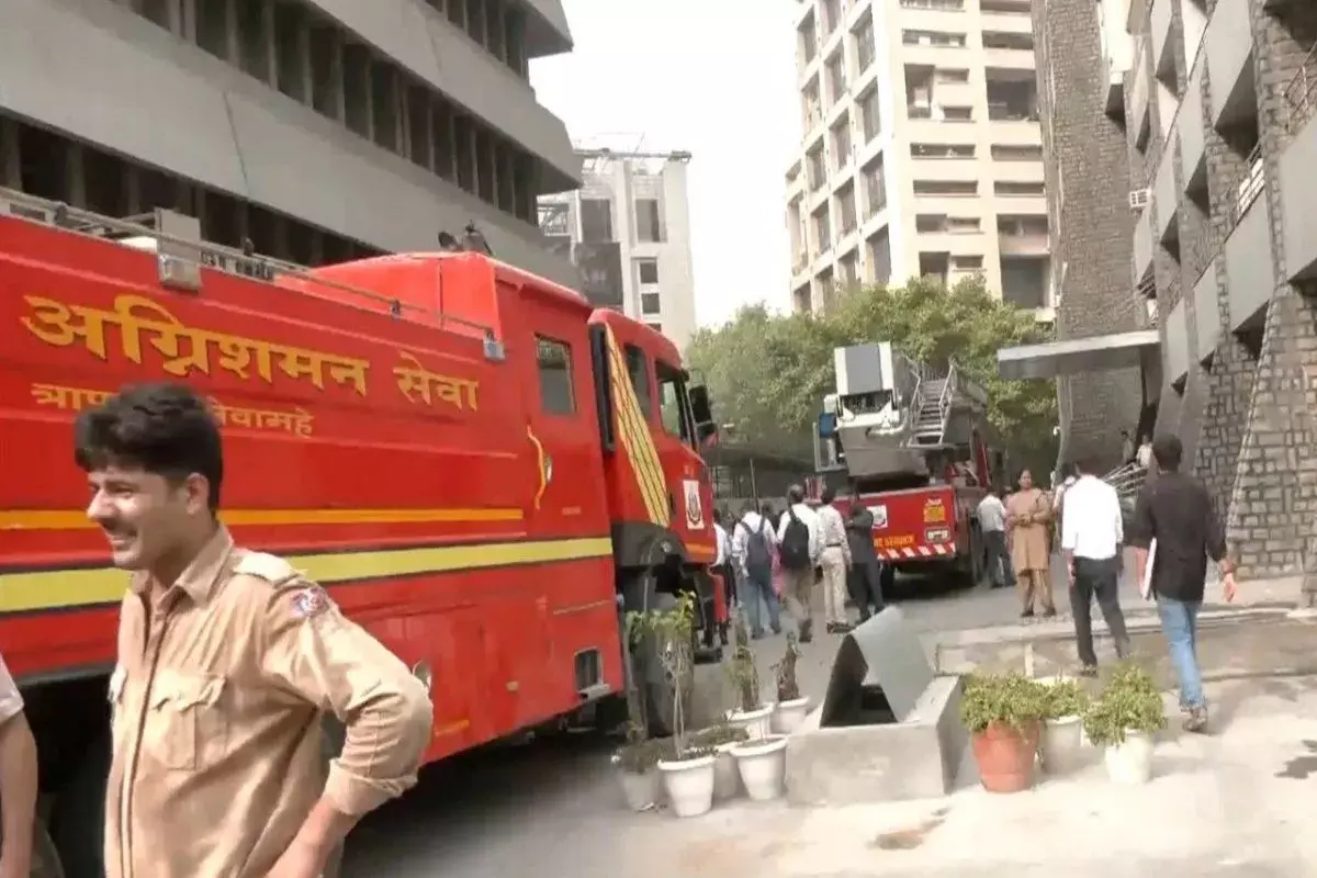 New Delhi: कनॉट प्लेस स्थित परिक्रमा रेस्टोरेंट में आग लगने से हड़कंप, फायर ब्रिगेड ने मौके पर पहुंचकर आग बुझाई New Delhi: कनॉट प्लेस स्थित परिक्रमा रेस्टोरेंट में आग लगने से हड़कंप, फायर ब्रिगेड ने मौके पर पहुंचकर आग बुझाई