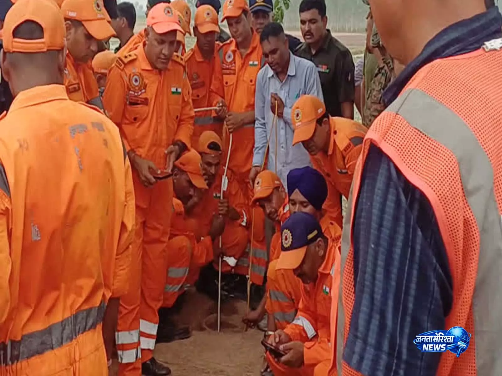 अंबाला में 250 फीट गहरे बोरवेल में गिरा 4 साल का मासूम, सेना-NDRF का रेस्क्यू अभियान जारी अंबाला में 250 फीट गहरे बोरवेल में गिरा 4 साल का मासूम, सेना-NDRF का रेस्क्यू अभियान जारी