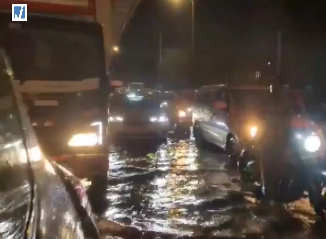 मुंबई में भारी बारिश से जलभराव, वडाला समेत कई इलाकों में लोगों की बढ़ी परेशानी मुंबई में भारी बारिश से जलभराव, वडाला समेत कई इलाकों में लोगों की बढ़ी परेशानी