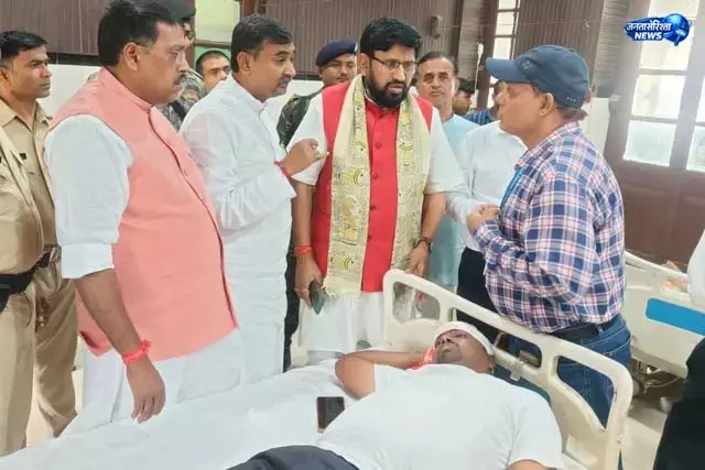 अस्पताल में दलाली और एंबुलेंस पर फूटा गुस्सा अस्पताल में दलाली और एंबुलेंस पर फूटा गुस्सा