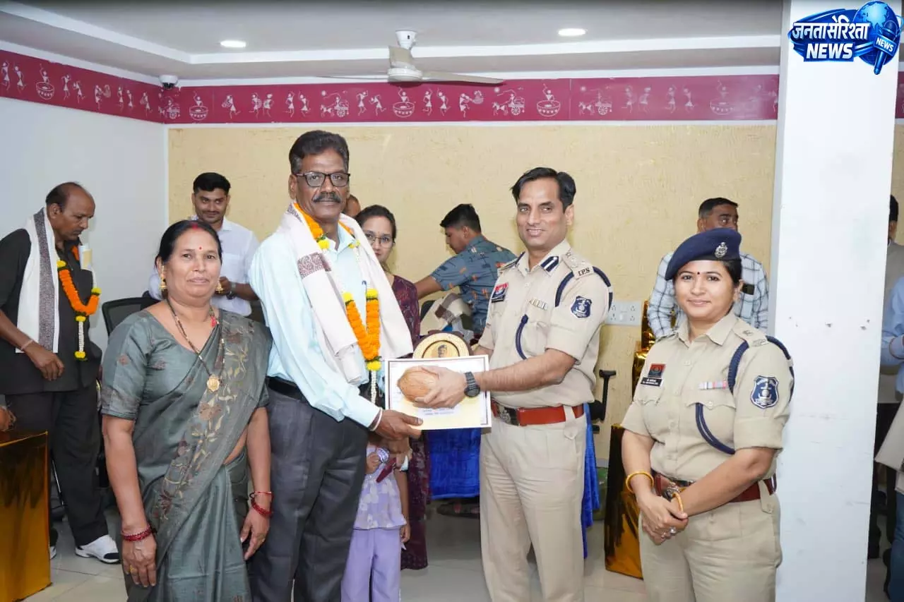 पुलिस कमिश्नरेट में सेवानिवृत्त अधिकारियों-कर्मचारियों को दी गई भावभीनी विदाई पुलिस कमिश्नरेट में सेवानिवृत्त अधिकारियों-कर्मचारियों को दी गई भावभीनी विदाई