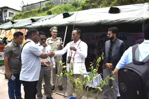 LONGDING: चेरी ब्लॉसम के पौधे बांटे गए, बच्चों की सुरक्षा के लिए चाइल्ड हेल्पलाइन नंबर जारी LONGDING: चेरी ब्लॉसम के पौधे बांटे गए, बच्चों की सुरक्षा के लिए चाइल्ड हेल्पलाइन नंबर जारी