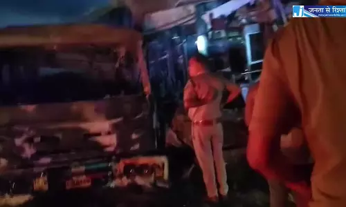 6 यात्रियों की मौत, वाहन से टकराते ही यात्री बस में लगी आग 6 यात्रियों की मौत, वाहन से टकराते ही यात्री बस में लगी आग