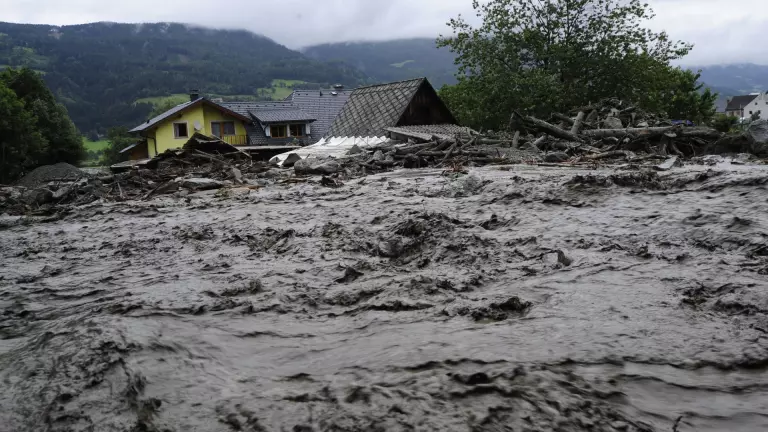 बाढ़, भूस्खलन और नुकसान: पूर्वोत्तर भारत में बार-बार आने वाला मानसून संकट बाढ़, भूस्खलन और नुकसान: पूर्वोत्तर भारत में बार-बार आने वाला मानसून संकट
