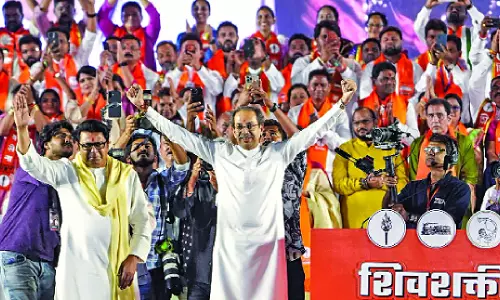 शिव सेना@60: क्या यह एक और विभाजन से बच सकती है?