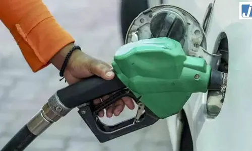 आम लोगों को बड़ी राहत! पेट्रोल ₹5 डीजल ₹3 सस्ता हुआ, कॉमर्शियल सिलेंडर के दाम भी घटे