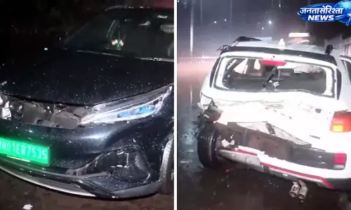 Mumbai : सड़क हादसे में दोनों वाहन बुरी तरह क्षतिग्रस्त Mumbai : सड़क हादसे में दोनों वाहन बुरी तरह क्षतिग्रस्त